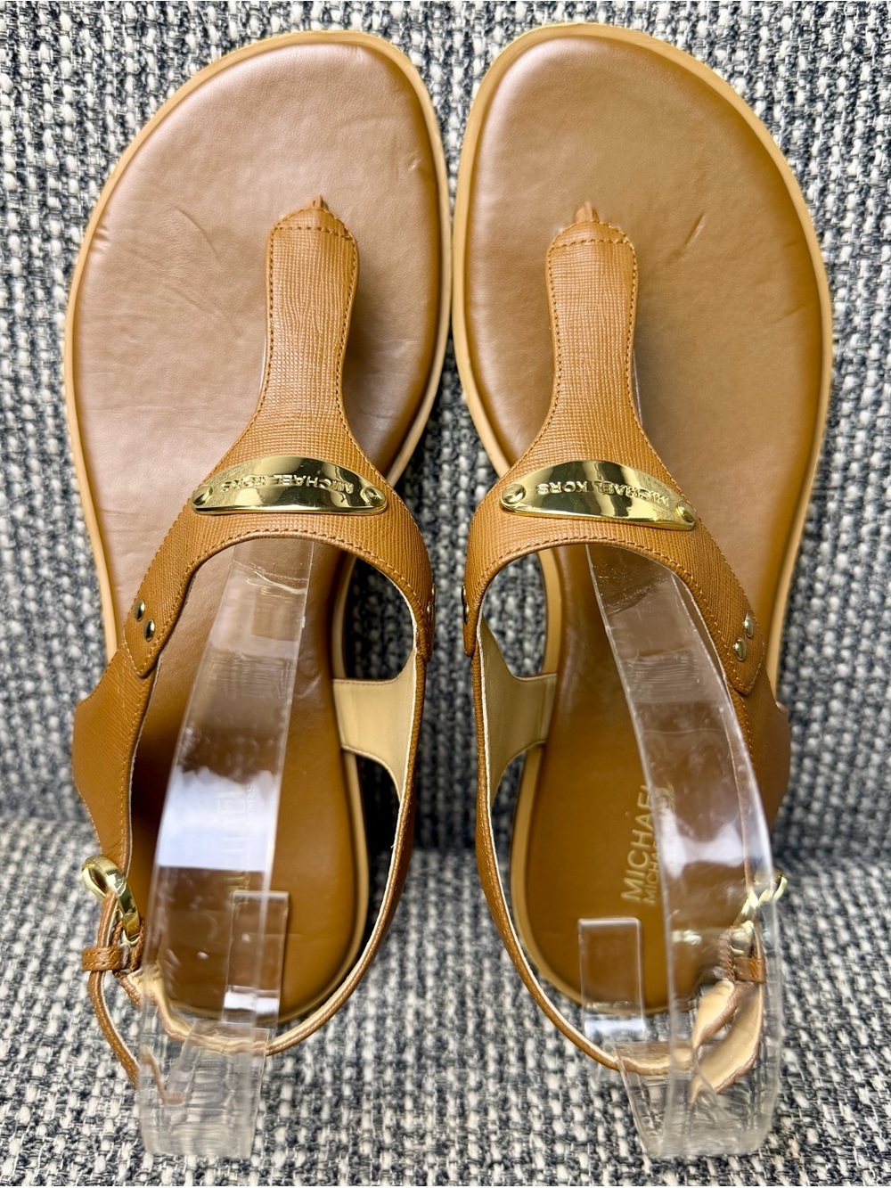 Michael Kors MK Logo Plate T Strap Thong Sandals Luggage Brown Women’s 9M - Picture 5 of 9